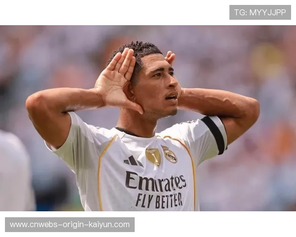 皇马训练中重点演练中场推进，贝林厄姆持球主导全场